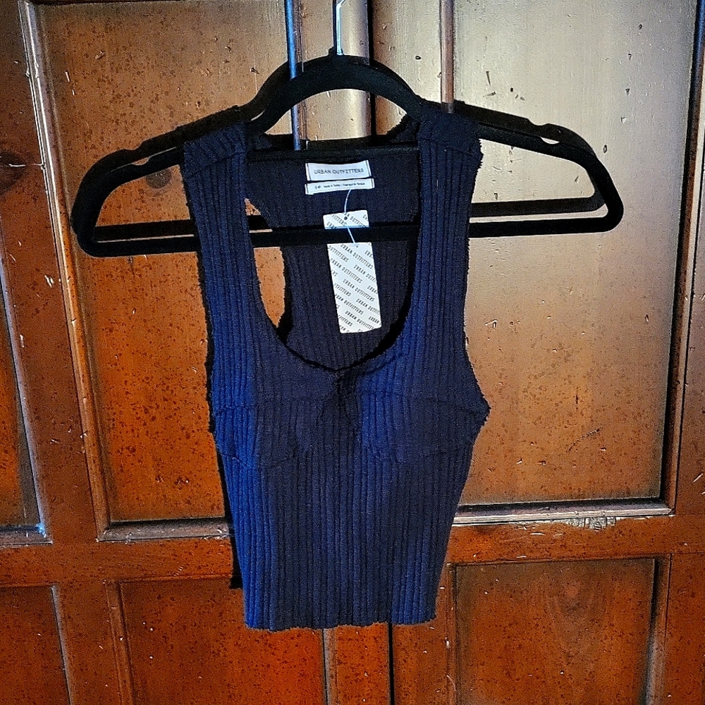 Small razor back black top